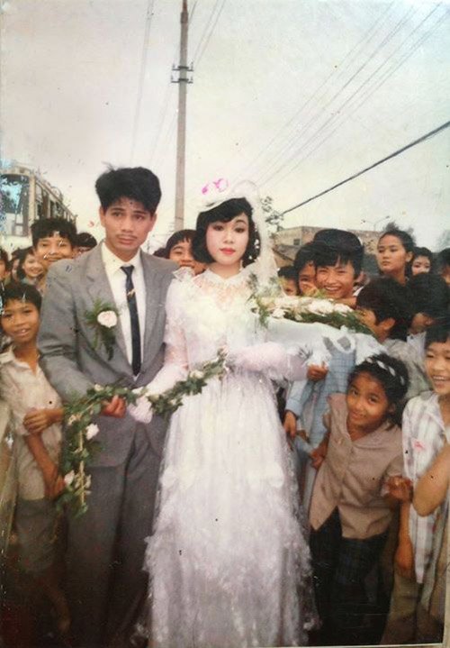 Đám cưới thời xưa là một sự kiện rình rang khắp cả vùng, trẻ con người lớn đều muốn xem mặt cô dâu chú rể